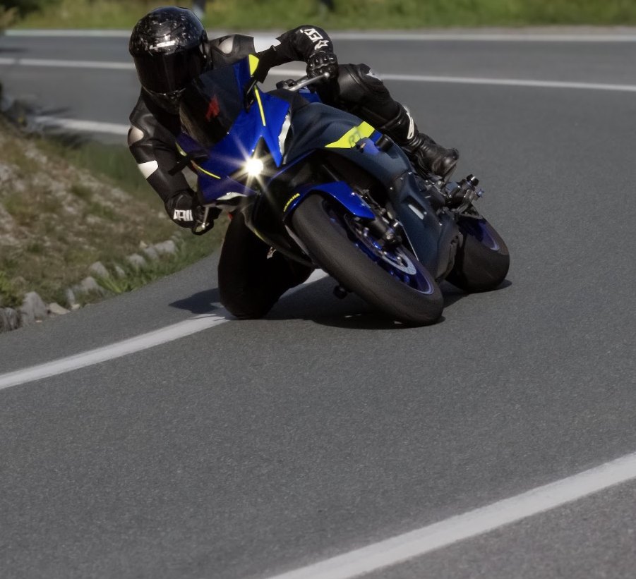 Moto sportiva blu in piega in un tornante