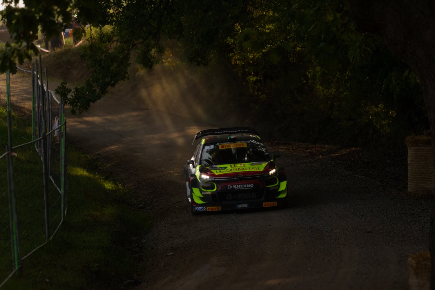Auto da rally in uscita di curva su sterrato